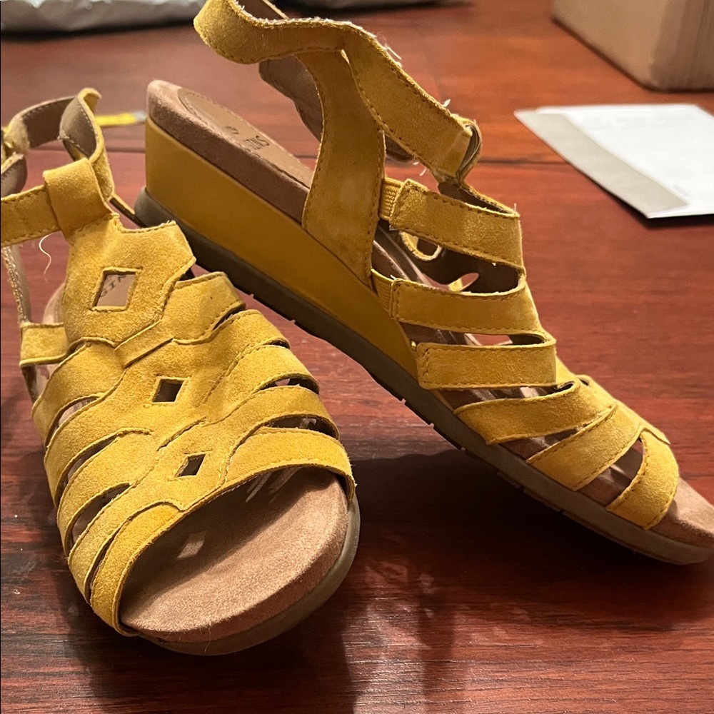 Earth Origins Mustard Yellow Strappy Sandals size 8 1/2